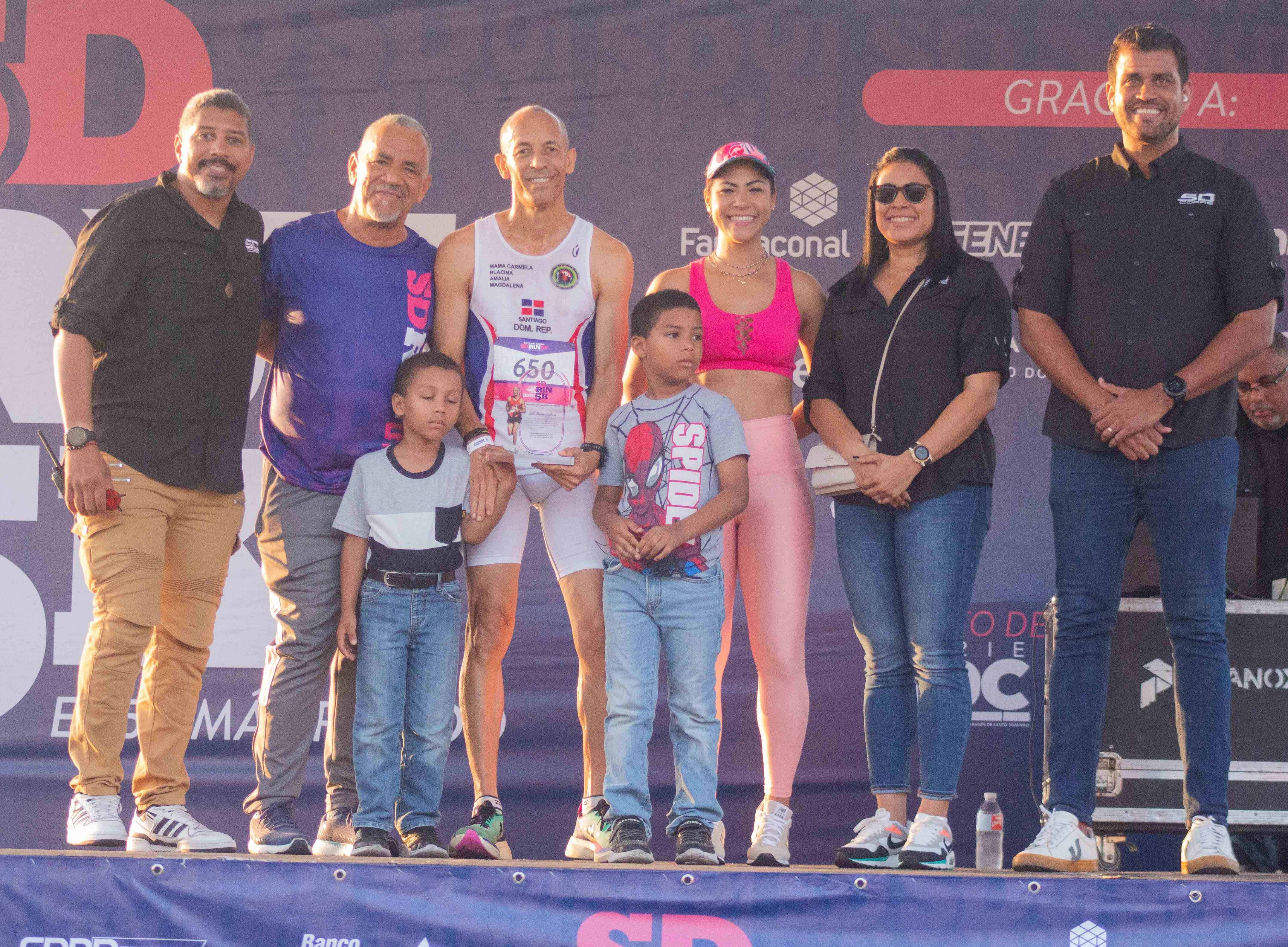 Entrega de reconocimiento al veterano corredor Emilio Martinez Balbuena.