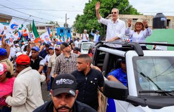 Abinader continua su caravana política en San Pedro de Macorís