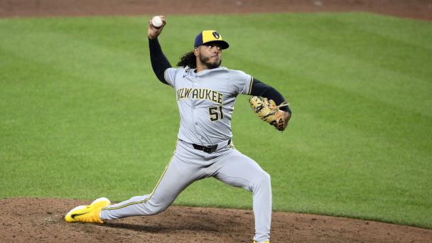 Freddy Peralta busca consolidar su poder ponchador esta temporada