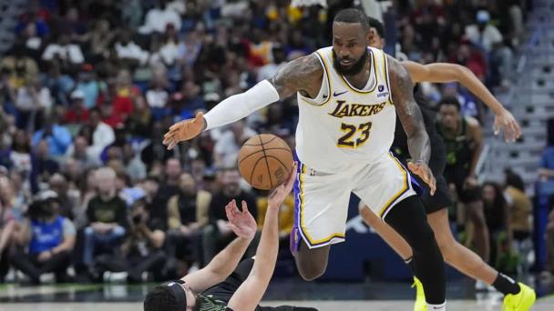 Triple-doble de LeBron James ayuda a Lakers a vencer a Pelicans y habrá revancha en el play-in