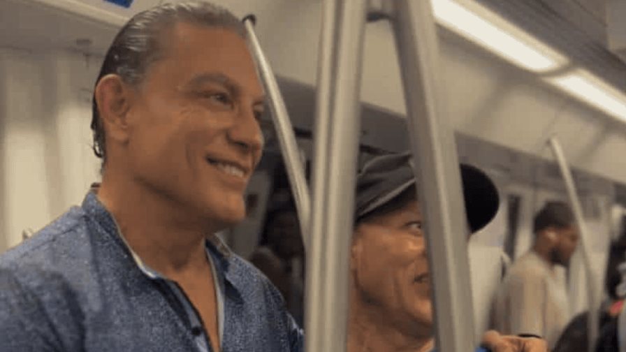 El actor Osvaldo Ríos se pasea por el Metro de Santo Domingo
