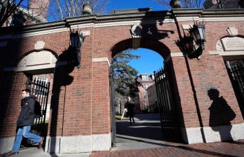 Esposa de exdirector de morgue de Harvard se declara culpable de enviar restos humanos robados