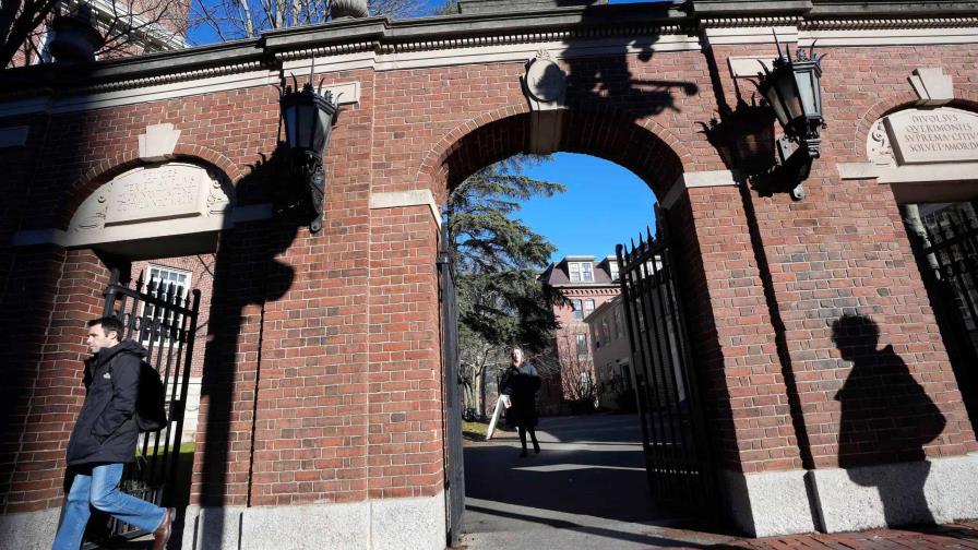 Esposa de exdirector de morgue de Harvard se declara culpable de enviar restos humanos robados