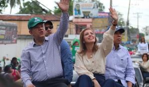 Leonel e Ingrid Mendoza encabezan caravana en Santo Domingo Norte