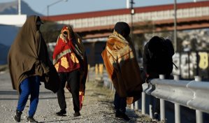 El clima extremo enferma a unos 30 niños migrantes que acampan en la frontera de México