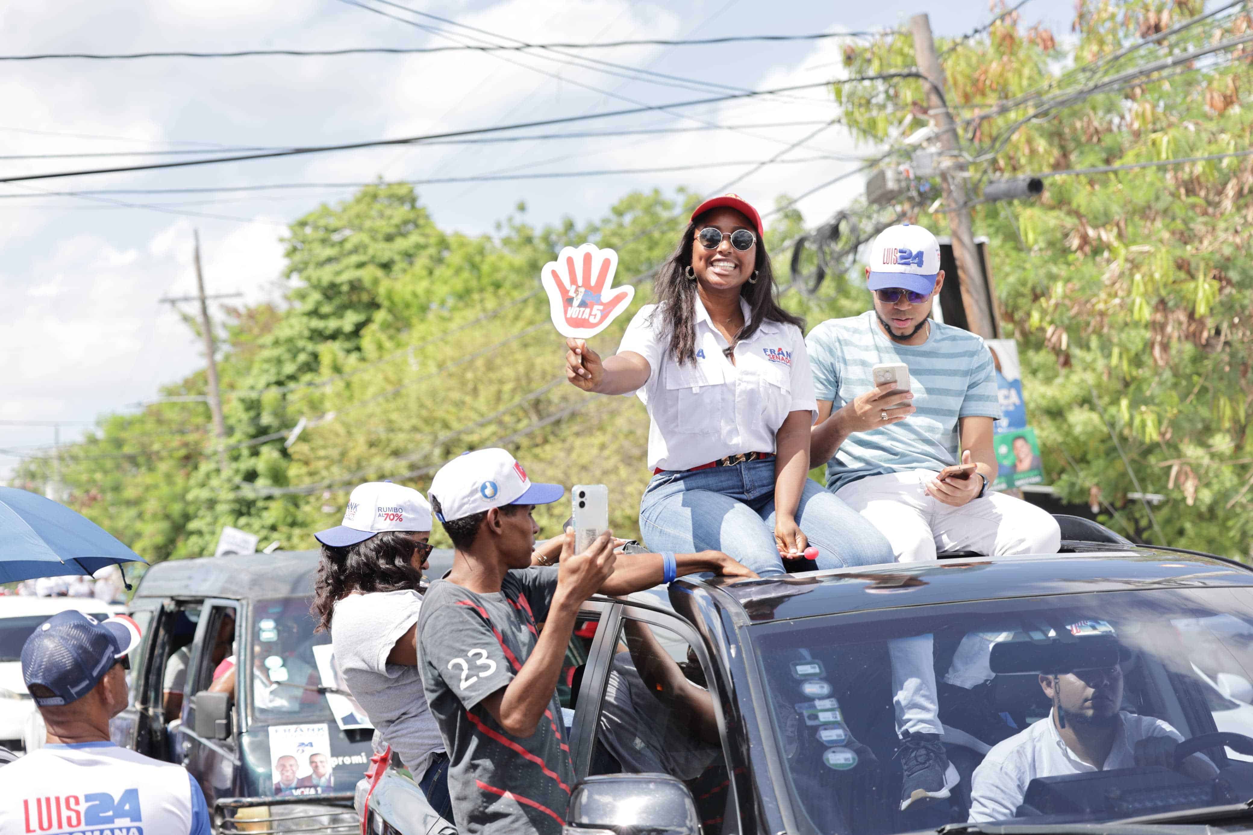 Cientos de personas se unieron a la caravana.