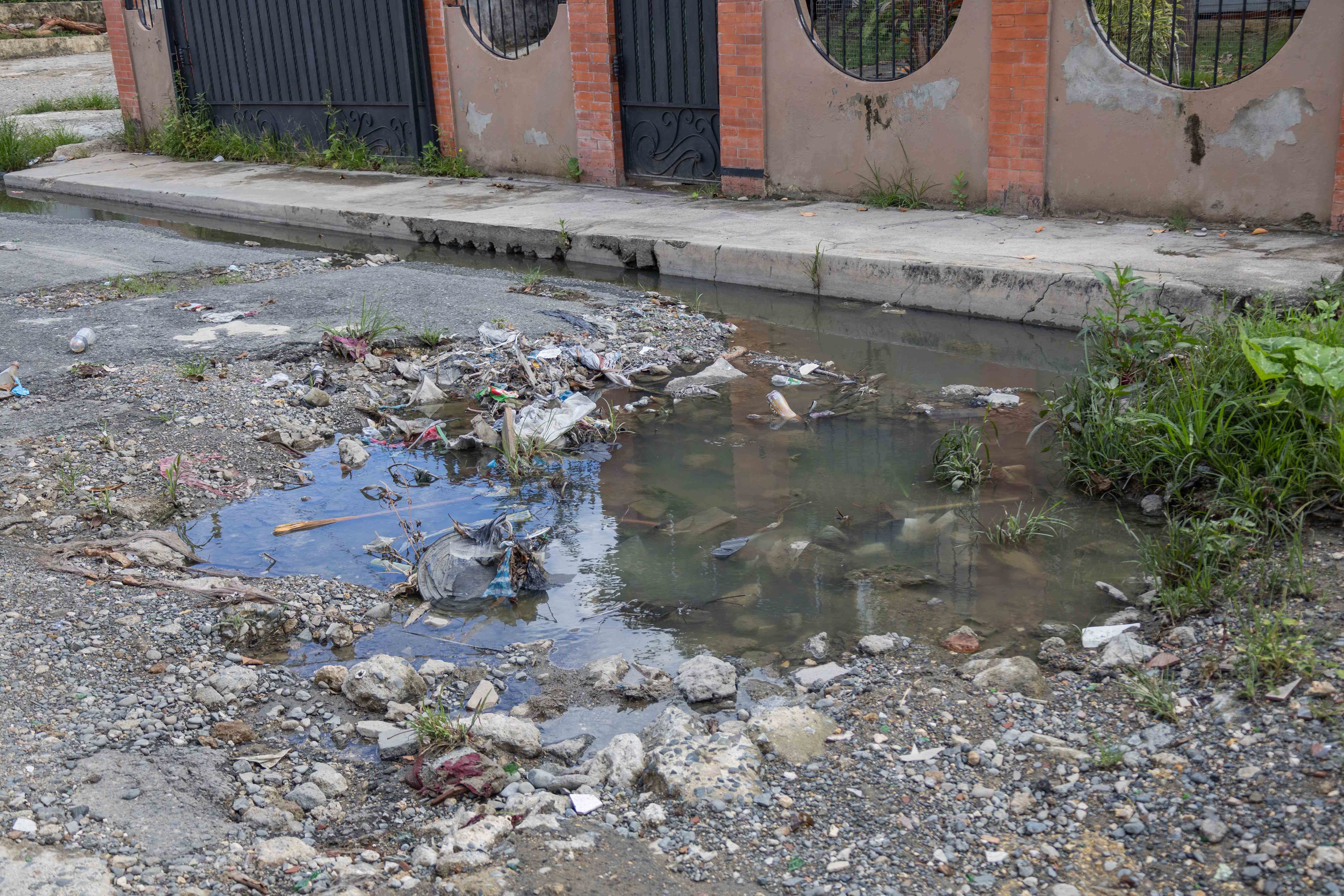 Aquí esta el principal problema, el agua no fluye, alguien tapó el alcantarillado