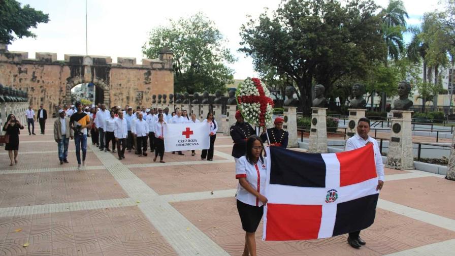 Cruz Roja Dominicana conmemora 97 aniversario con desfile y ofrenda floral