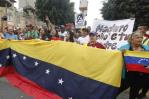 Venezolanos protestan ante su embajada en Lima por “obstáculos impuestos” para poder votar