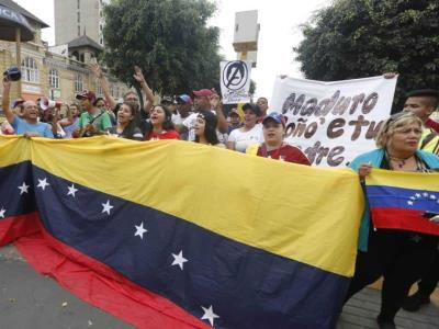 Protestan venezolanos ante embajada en Lima por obstáculos  votar