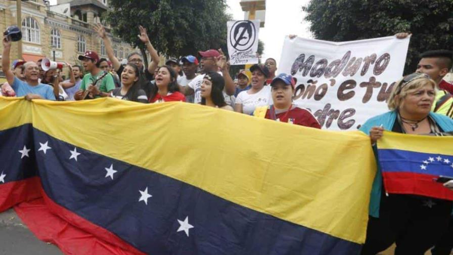 Venezolanos protestan ante su embajada en Lima por "obstáculos impuestos" para poder votar