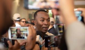 Denuncian agentes de Migración agreden a un policía al confundirlo con haitiano