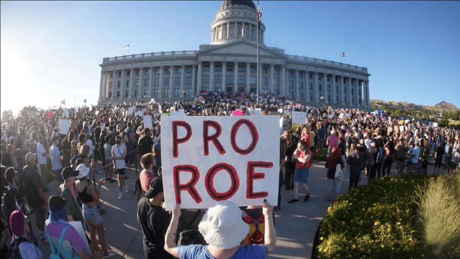 Demócratas llevan la lucha por el aborto casa a casa en la batalla electoral de EE. UU.