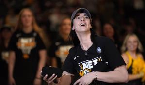 Sin sorpresas, Caitlin Clark fue el 1er pick del draft de la WNBA por el Fever de Indiana