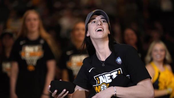 Sin sorpresas, Caitlin Clark fue el 1er pick del draft de la WNBA por el Fever de Indiana