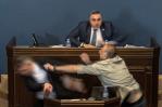 Parlamentarios de Georgia se entran a golpes por proyecto de “ley de agentes extranjeros” Parlamentarios de Georgia se entran a golpes por proyecto de “ley de agentes extranjeros”