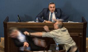 Parlamentarios de Georgia se entran a golpes por proyecto de “ley de agentes extranjeros”