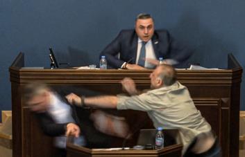 Parlamentarios de Georgia se entran a golpes por proyecto de “ley de agentes extranjeros”