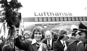 Fallece Bernd H&ouml;lzenbein, que ayud&oacute; a Alemania Occidental a ganar el Mundial en 1974; ten&iacute;a 78 a&ntilde;os