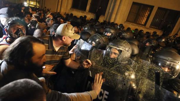 Policía de Georgia lanza gas lacrimógeno para dispersar protesta contra polémica iniciativa
