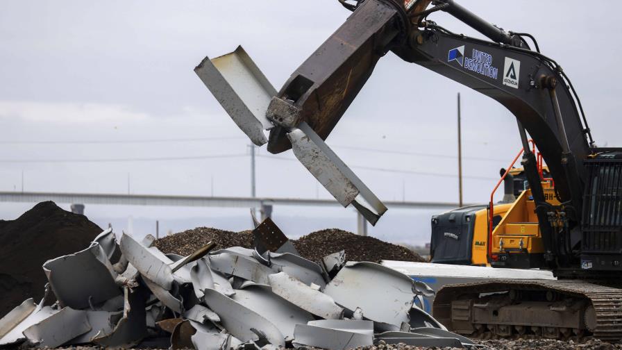 Operarios trabajan contrarreloj para retirar grandes piezas de puente caído en Baltimore