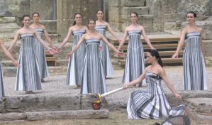 Comienza el relevo de la llama olímpica de París-2024 después de su encendido en Grecia