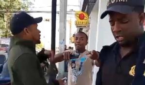 Otro ángulo del incidente entre agentes de la Policía y Migración en Santiago