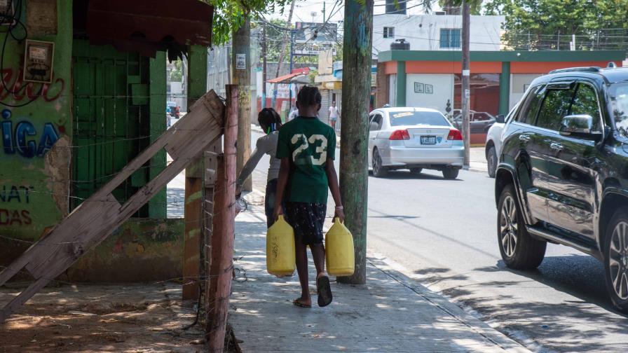 En sectores de Santo Domingo Este reclaman a la Caasd agua potable