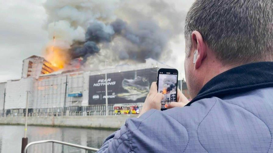 Espectacular incendio en edificio de la antigua Bolsa de Copenhague