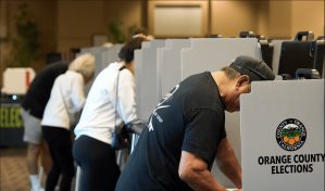 California demanda a Huntington Beach por ley que exige identificación con foto a votantes