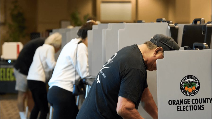 California demanda a Huntington Beach por ley que exige identificación con foto a votantes