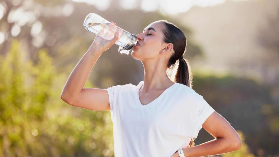 ¿El agua que bebes realmente te hidrata?