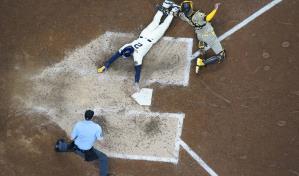 Perkins arruina estelar salida de King con sencillo en la 8va, en triunfo de Cerveceros sobre Padres