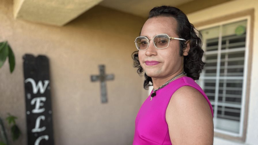 Votantes destituyen al primer concejal trans latino de Calexico, en la frontera con México