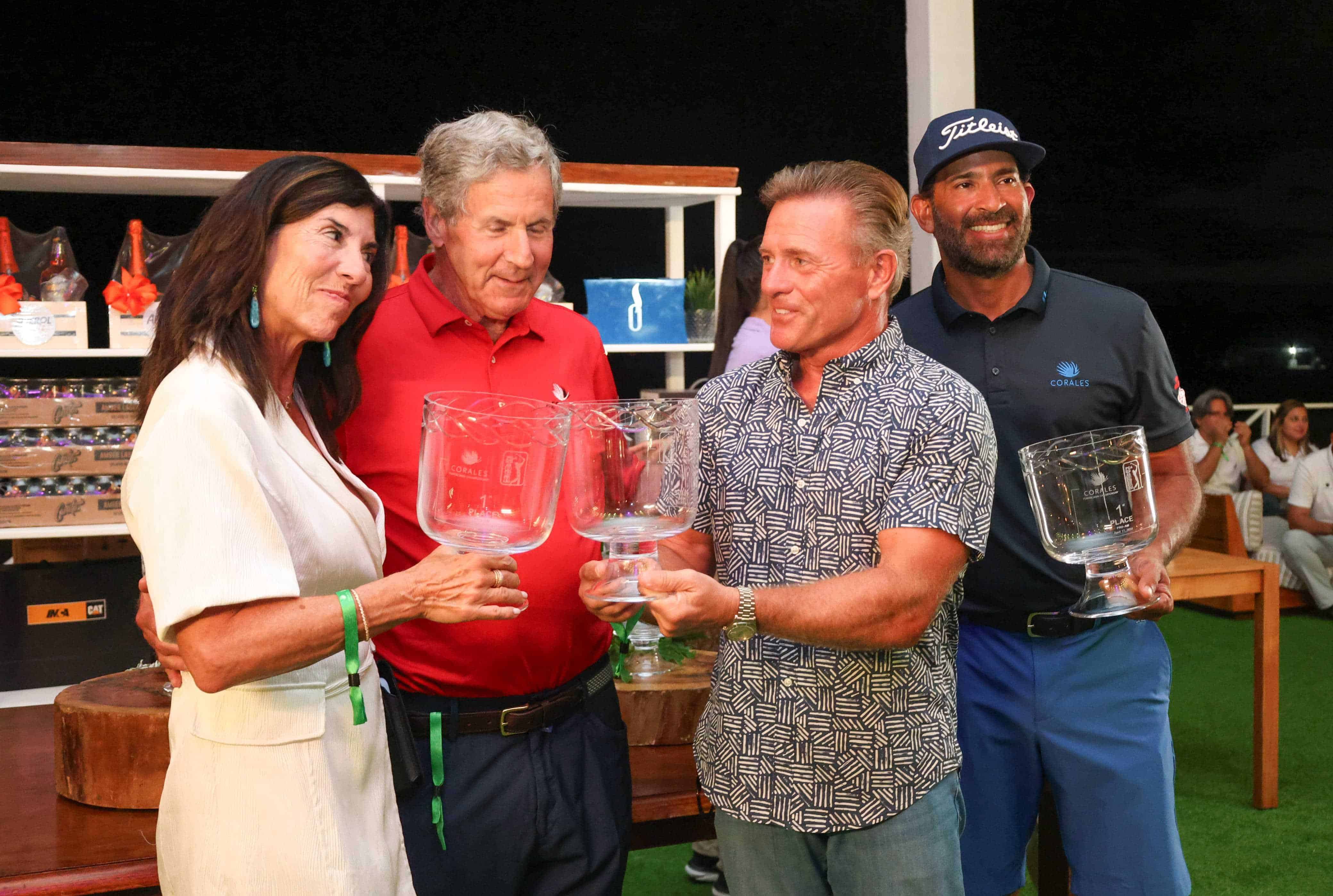 Rose Jones y Rob Jones reciben el trofeo tras ganar el primer lugar del Pro-Am, junto a Bob Kheel  e Hiram Silfa.