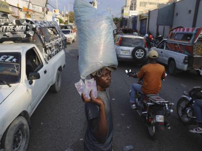 EE. UU deporta a 52 migrantes haitianos en medio de crisis