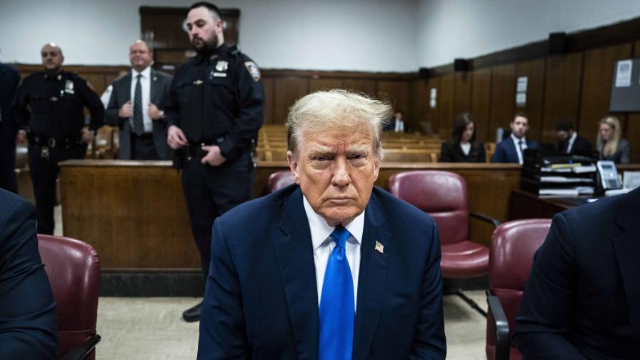 Descartan a dos jurados en juicio a Trump; fiscalía pide sancionar al expresidente por desacato