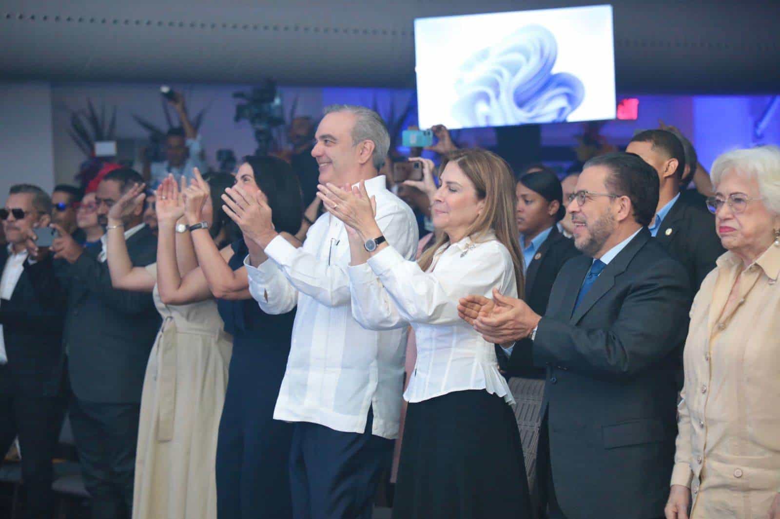 El presidente Luis Abinader junto a la alcaldesa Carolina Mejía, Guillermo Moreno, candidato a Senador por el Distrito Nacional y la doctora MIlagros Ortiz Bosch, directora General de Ética e Integridad. Gubernamental,