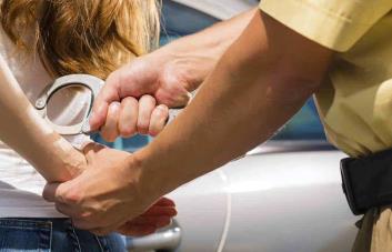 Detienen a una mujer que utilizaba a sus hijos para grabar contenido sexual en Colombia