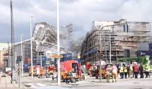 La fachada calcinada de antigua Bolsa de Copenhague se derrumba