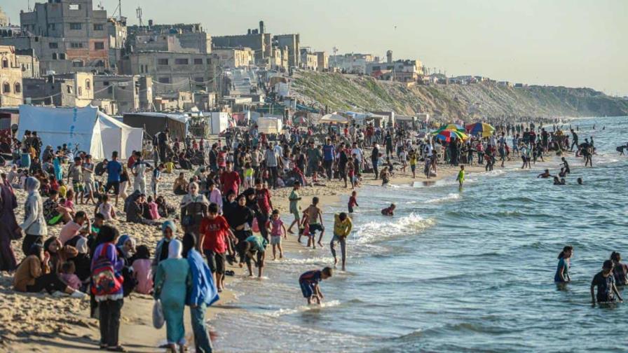 Los gazatíes se dan un respiro en la playa, como antes de la guerra