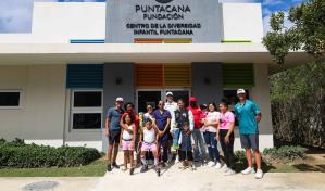 Jugadores de Golf de PGA visitan el Centro de Diversidad Infantil Puntacana