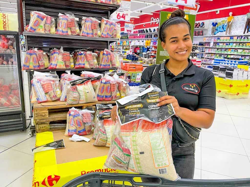 Ciudadanos siguen comprando combos del Inespre.