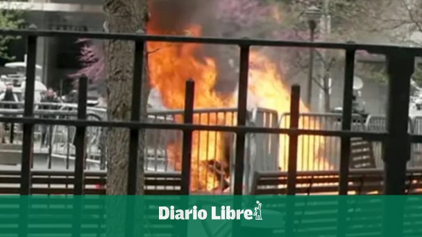hombre se prende fuego afuera del juicio de Donald Trump