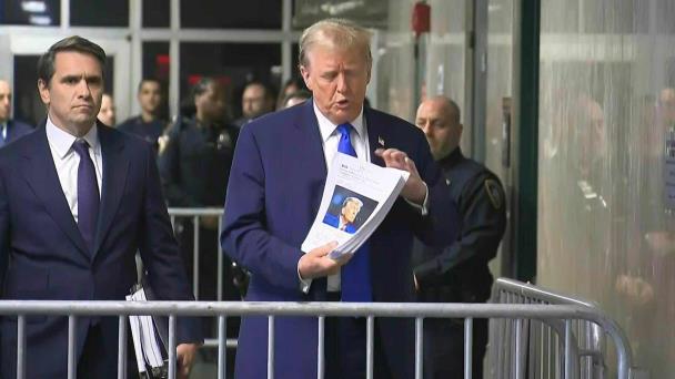 Un jurado completo de 12 personas está sentado en el juicio del expresidente Donald Trump