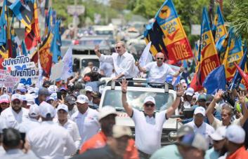 Luis Abinader realiza caravanas junto a candidatos congresuales en las provincias del noroeste 