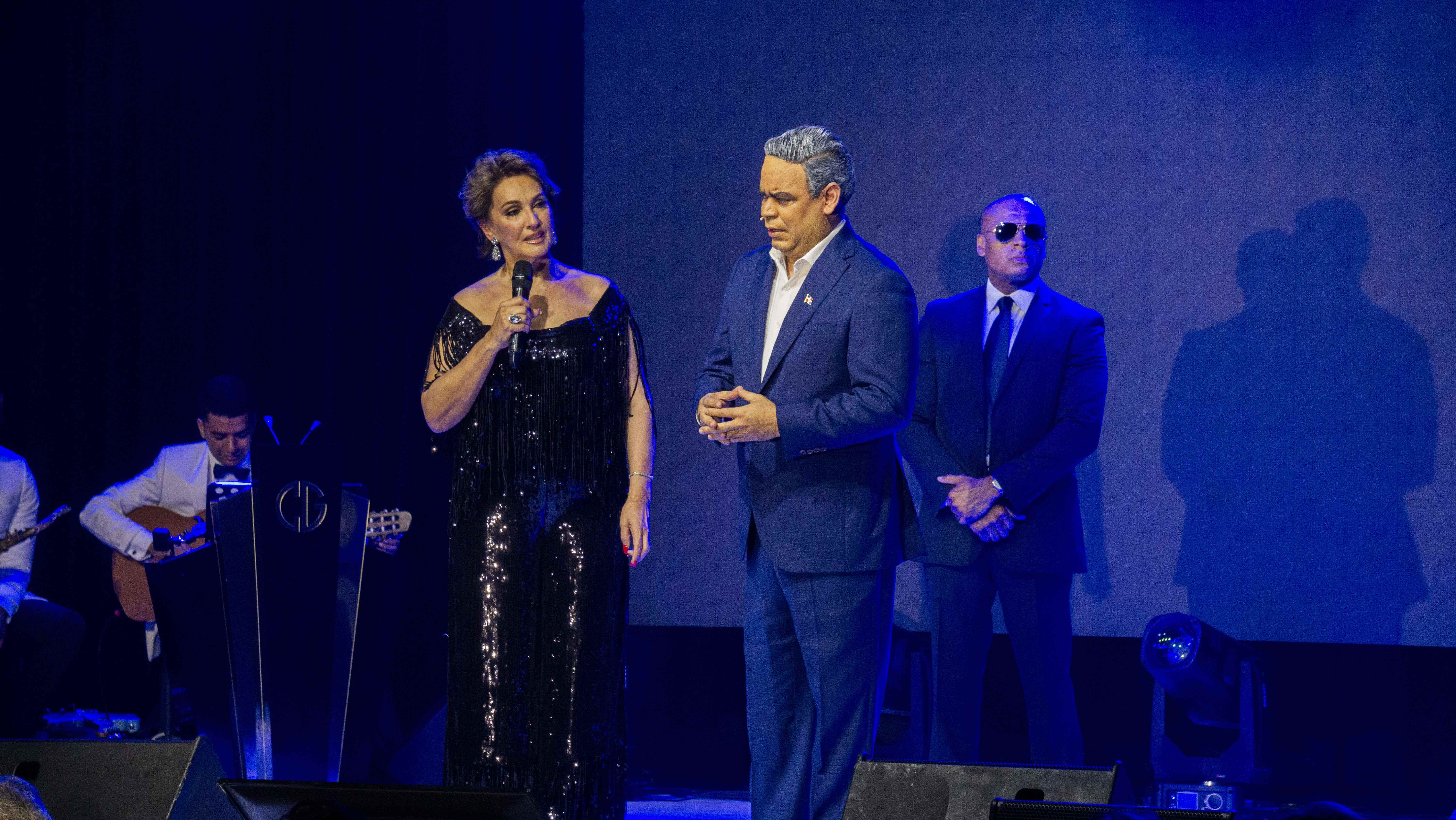 Cecilia García junto al actor Rafael Bobadilla quien personificó al presidente Luis Abinader y a otros políticos.