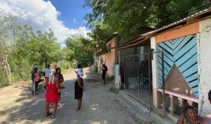 Denuncian agentes de Migración saquean casas de haitianos durante operativo