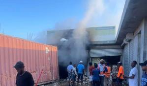 Incendio consume almacén de productos para exportación en Elías Piña