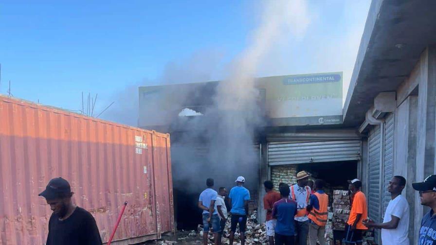 Incendio consume almacén de productos para exportación en Elías Piña
